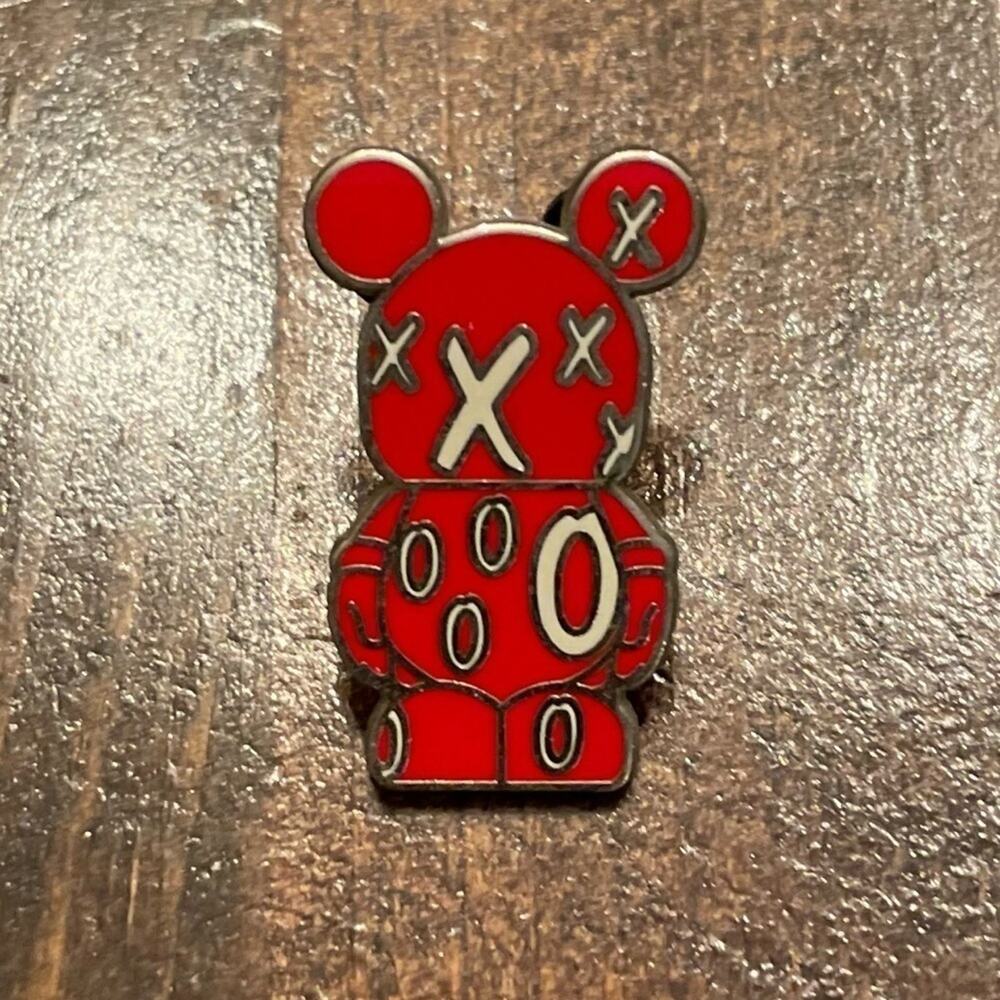 Disney Vinylmation Pin Unisex Red Urban Series Bear 2012 Trading X's & O's Fun